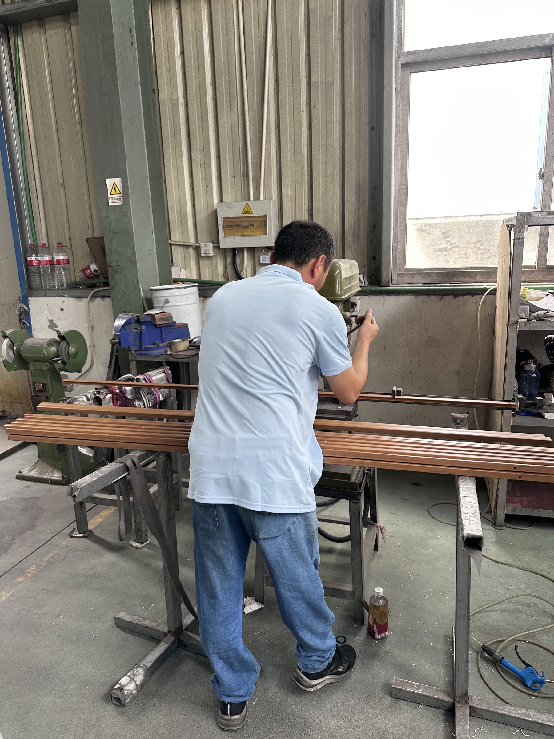 Machining a long umbrella frame profile