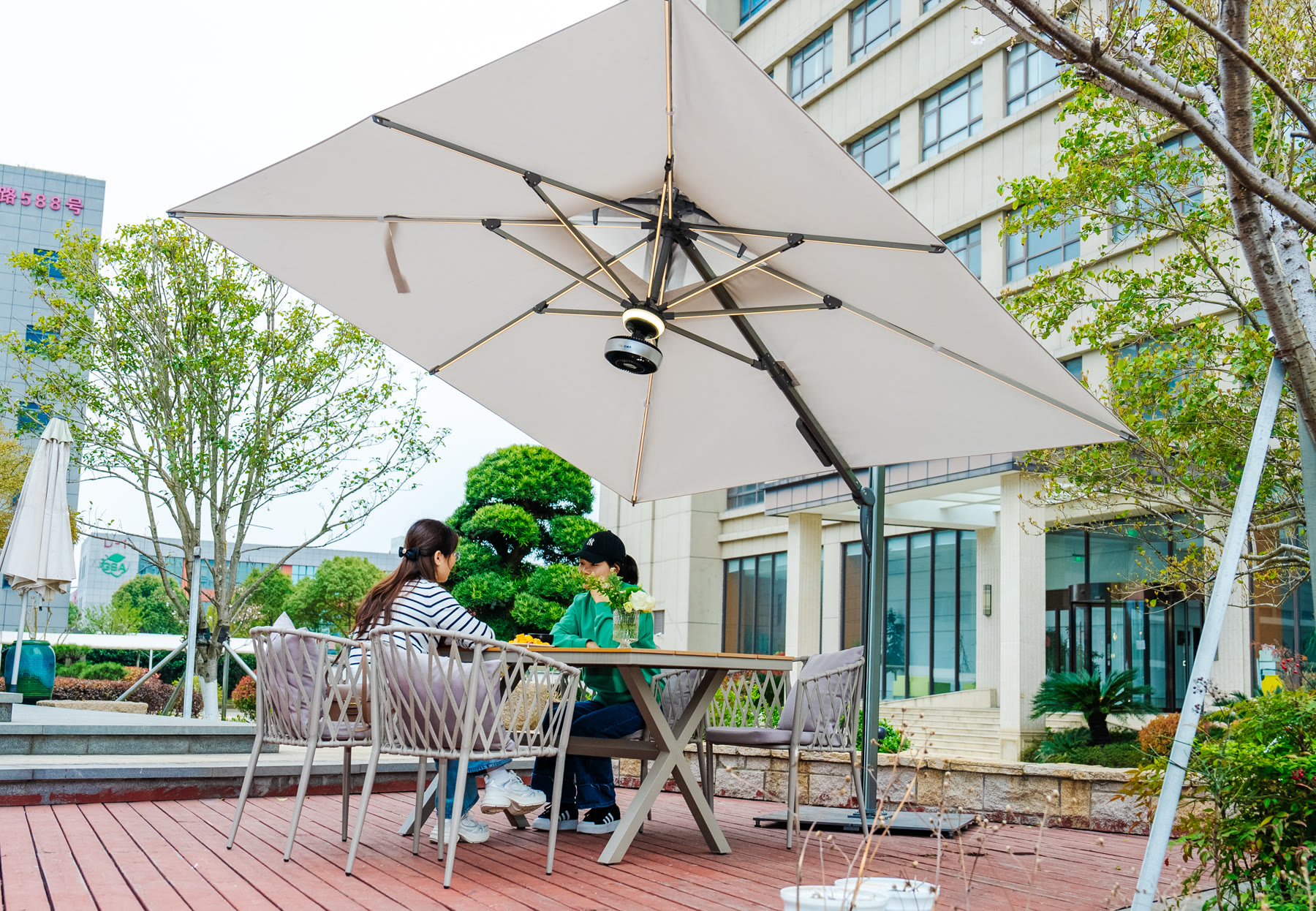 Parasols solaires créant un patio commercial accueillant et un cadre hospitalier