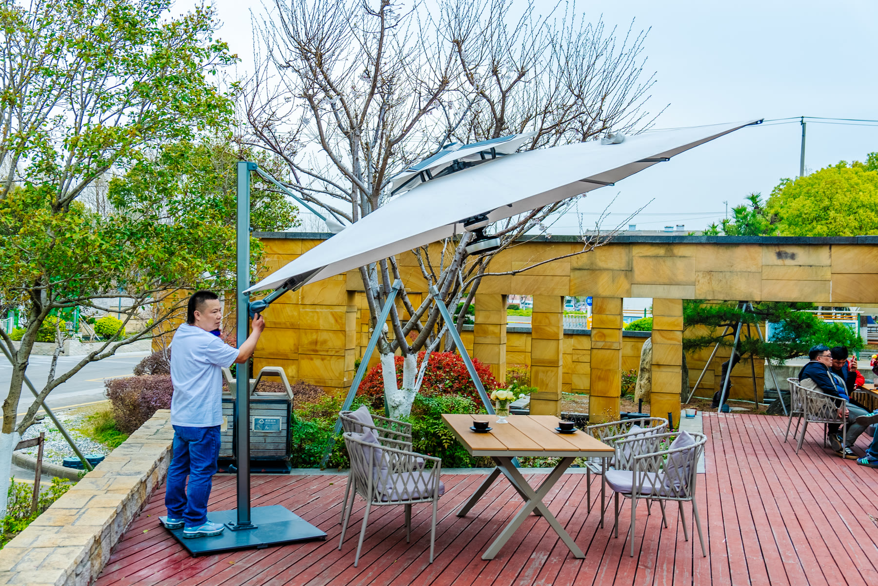 Cantilever solar umbrella installation and operation