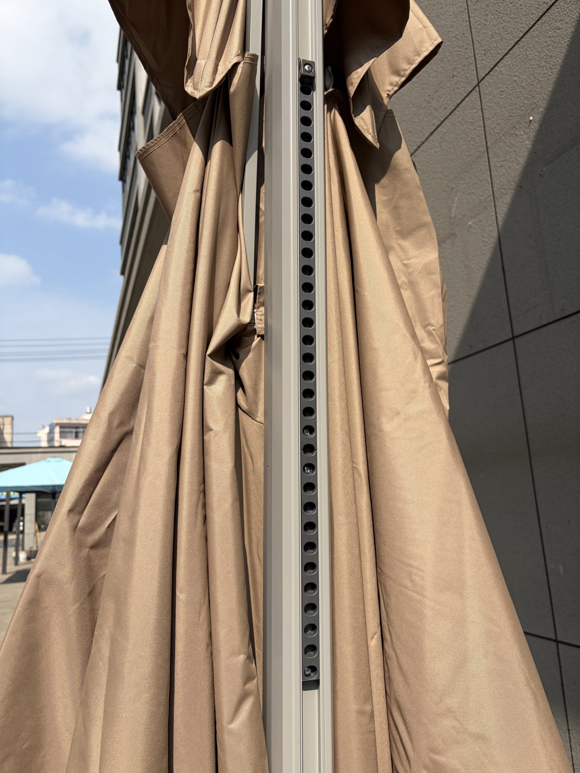 Rack-style multi-angle positioning system on umbrella mast